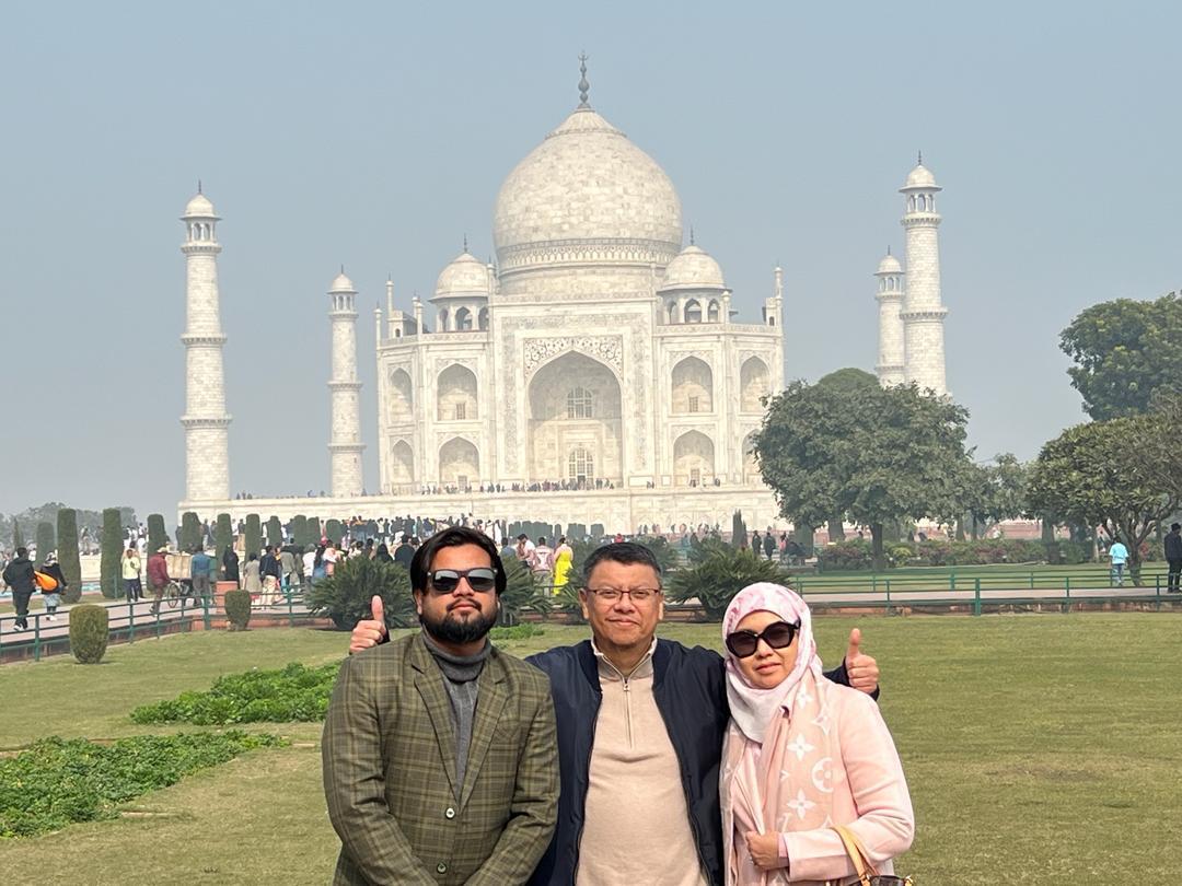 Taj Mahal Traveller with Guide