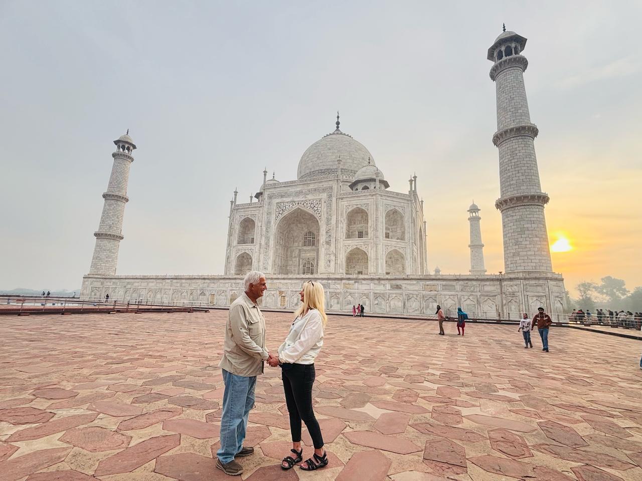 From Delhi: Taj Mahal Sunrise and Agra Fort Tour by Car
